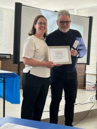 La présidente présente le certificat à Ivanoh Demers